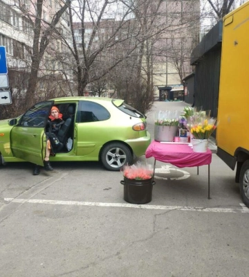 “Торгую, де хочу”: у Дніпрі жінка влаштувала стихійний продаж квітів посеред парковки