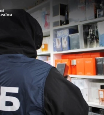 В Одеській області правоохоронці припинили підпільне виробництво парфумерії відомих світових брендів