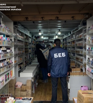 В Одеській області правоохоронці припинили підпільне виробництво парфумерії відомих світових брендів