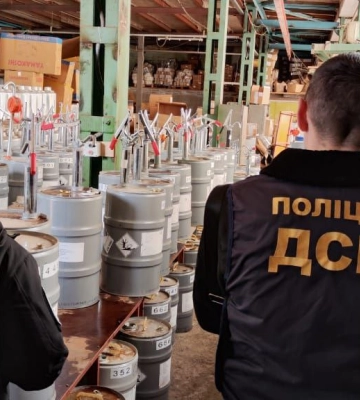 В Одесі поліція припинила діяльність мережі підпільних «фабрик» із виробництва «брендових» парфумів