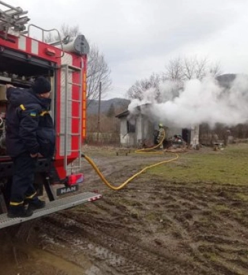 На Тячівщині дві пожежні гасили пожежу у надвірній споруді