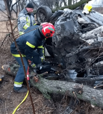 У Дніпропетровській області «BMW» злетів з дороги та перекинувся (ФОТО)