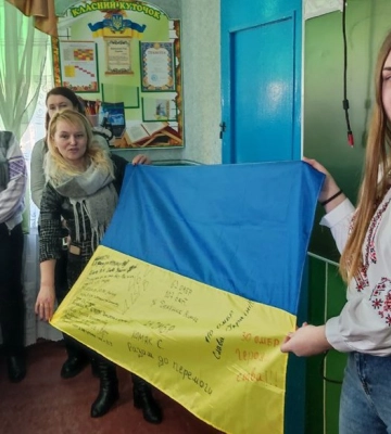 «Ми їх робимо з добром у серці»: діти на Волині створюють обереги для військових