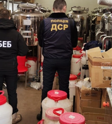 В Одеській області правоохоронці припинили підпільне виробництво парфумерії відомих світових брендів