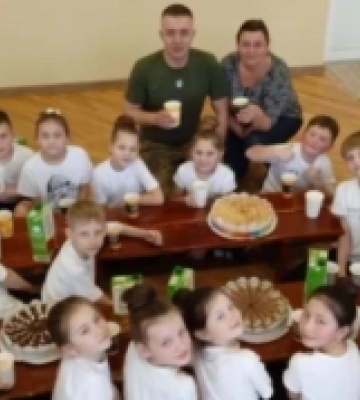 Із тортом і квітами: у Рожищі військовий влаштував свято для танцювального ансамблю