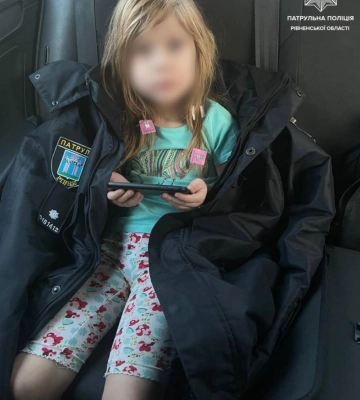 Була на вулиці у шортах і футболці. У Рівному патрульні повернули додому 5-річну дівчинку