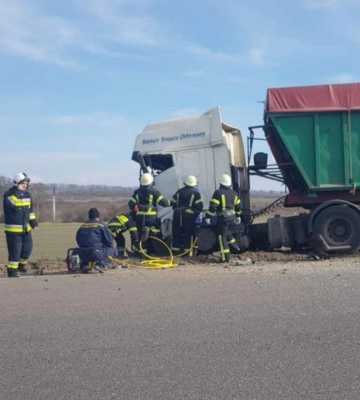 Ізмаїльські рятувальники визволили водія, якого затиснуло в авто внаслідок аварії