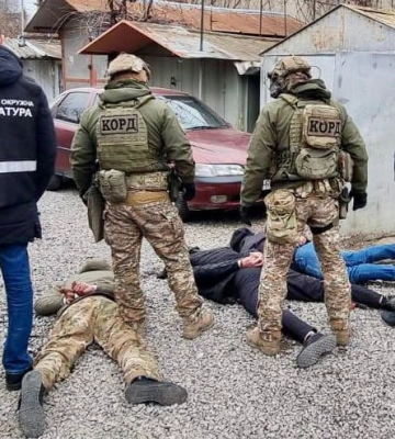Вимагали неіснуючий борг, били та погрожували вбивством: на Закарпатті затримала двох рекетирів (ФОТО)