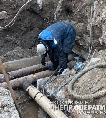 У Дніпрі на Західному другу добу усувають аварію на тепломережі: відео