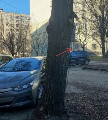 У Дніпрі власники електрокарів зробили небезпечну зарядну станцію у дворі будинку
