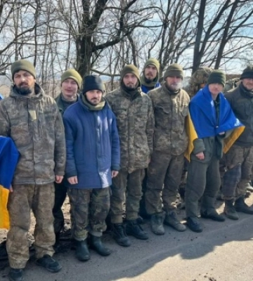 Еще 130 украинских защитников вернулись домой из российского плена (ФОТО)