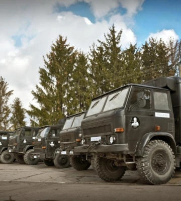 &quot;Відповідальні українці&quot; з Рівного передали військовим десять автомобілів. Частина — з польської армії