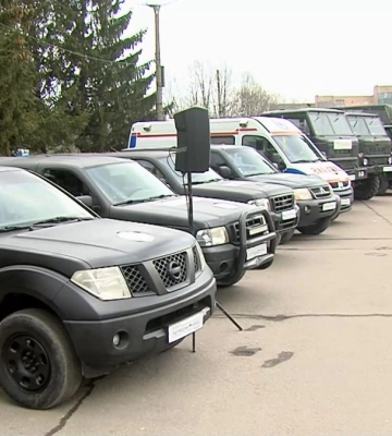 &quot;Відповідальні українці&quot; з Рівного передали військовим десять автомобілів. Частина — з польської армії