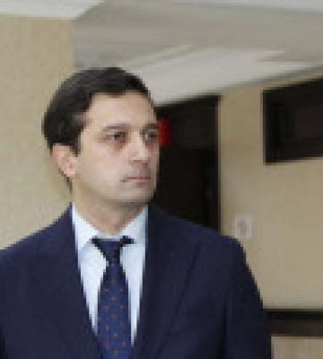 Протести у Грузії: нового омбудсмена зустріли криками &quot;Раб&quot;, закидали яйцями і облили водою