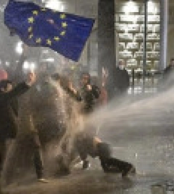 Протести у Грузії: мітингувальники кинули у поліцейських &quot;коктейлі&quot; Молотова