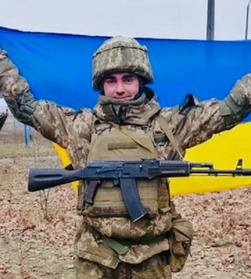 Його подвиг назавжди вписаний в історію нашої Перемоги. У бою обірвалось життя молодого бійця з Дніпропетровщини