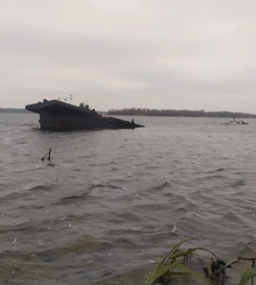Військові рф під час захоплення Херсона викрали і знищили суховантажі та баржі