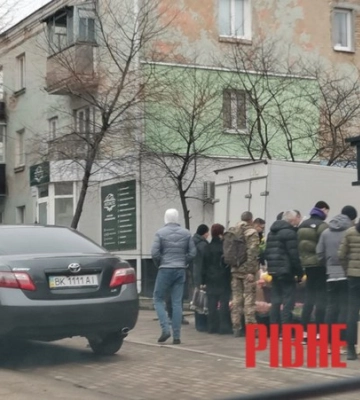 Зранку біля квіткових магазинів Рівного – ажіотаж