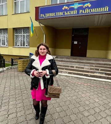 Вихователька з Рівненщини, яку звільнили за фото в купальнику, виграла суд