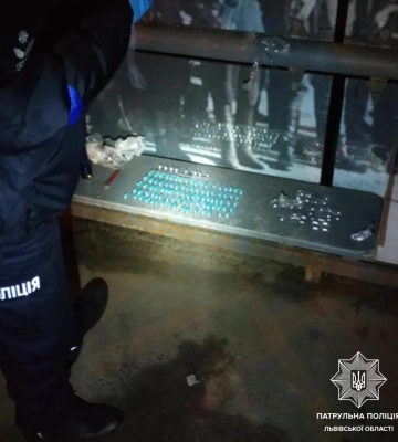 У Львові патрульні затримали чоловіка, який мав з собою сотню наркотичних таблеток, - ФОТО