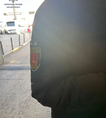 Одесский охранник надел полицейскую форму и с подельником «кошмарил» продавца воздушных шаров