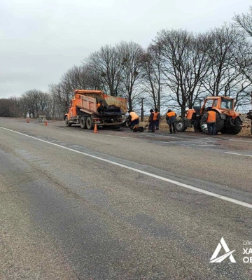 Асфальт зійшов зі снігом: як латають ями дорожники Харківщини 