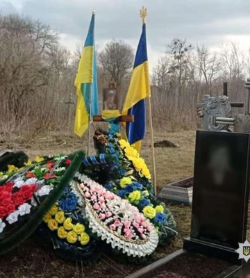 На Черкащині чотири підлітки зняли прапор з могили загиблого військового. Їх затримали