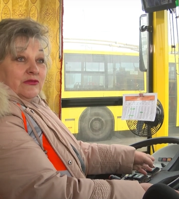 За кермом тролейбуса 41-й рік: полтавську водійку Світлану Заїку привітали із 8 березня, коли місто ще спить