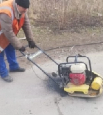 У Здолбунові латають ями на дорозі