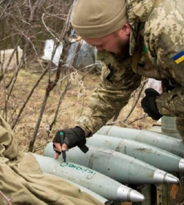 Підписують снаряди «Герою слава» і б&#039;ють по ворогу: ЗСУ показали, як воюють під Бахмутом 