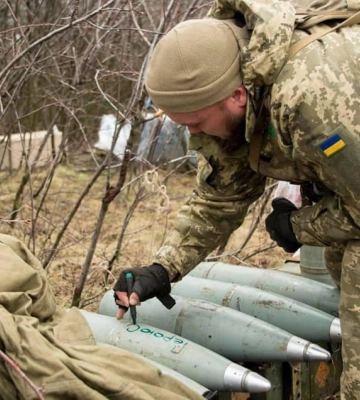 Підписують снаряди «Герою слава» і б&#039;ють по ворогу: ЗСУ показали, як воюють під Бахмутом 