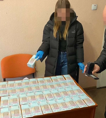 Мешканка Дніпра за 10 тисяч доларів переправляла ухилянтів за кордон