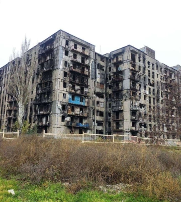 Дома снесли вместе с телами погибших: видео с места новостроя оккупантов в Мариуполе