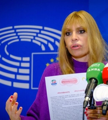 Евродепутат Муссолини вручила еврокомиссару гигиеническую прокладку