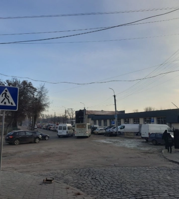 Розбите скло та величезний затор: у Луцьку аварія біля ринку (ФОТО)