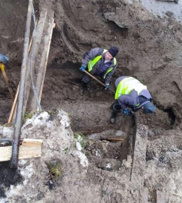 У Києві на Осокорках утворився провал через аварію на каналізаційному колекторі