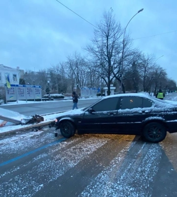 У Кременчуці автівка знесла сітілайт