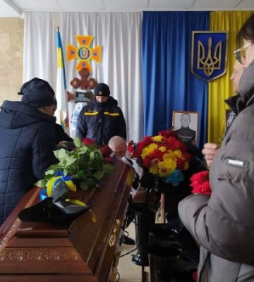 У Хмельницькому попрощалися з рятувальниками, які загинули внаслідок обстрілу