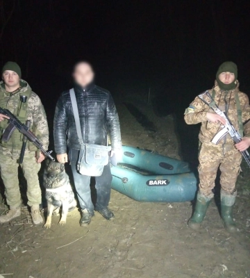 Ухилянти на гумових човнах і вплав штурмують прикордонну річку на Закарпатті