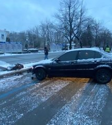 Зранку у Кременчуці на Соборній 23-річний водій влетів у перешкоду