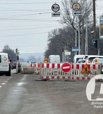 На Слобожанському проспекті у Дніпрі проводять аварійні роботи на каналізаційному колекторі: що трапилось