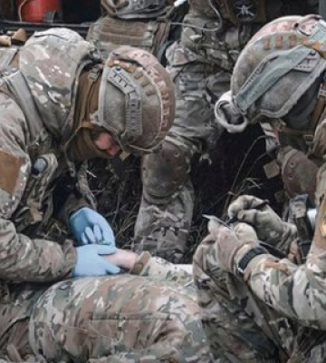 Підручник НАТО про надання першої допомоги у бойових умовах переклали українською