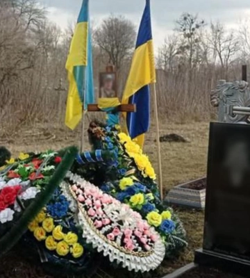 Хотіли зняти відео в TikTok: на Черкащині підлітки зняли прапор з могили загиблого воїна
