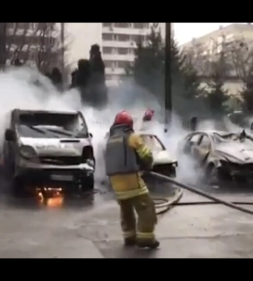 Палають автівки: наслідки ранкового обстрілу Києва (відео)