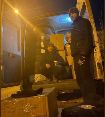 Волонтери військової пошти повезли з Луцька на передову дві автівки з передачами