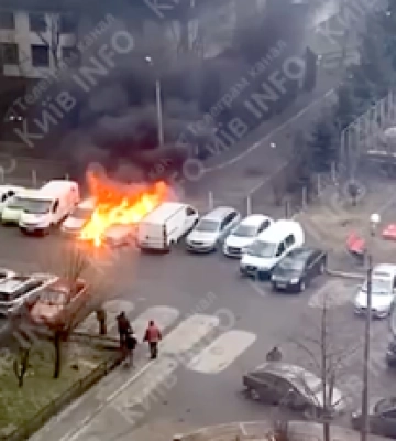 Ракетний удар по Києву: з&#039;явилися перші відео з місця падіння уламків