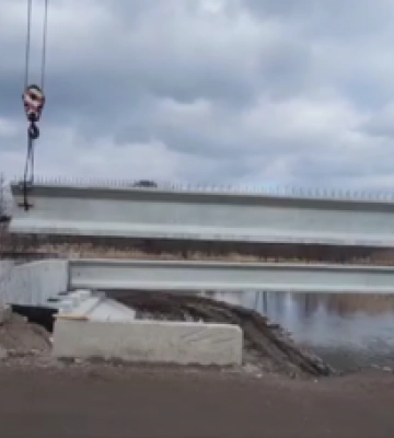 На Житомирщині дорожники встановлюють балки на мосту через річку Тростяниця