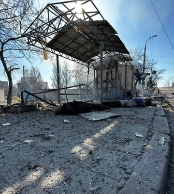 Росіяни влучили в зупинку громадського транспорту в Херсоні: є загиблі 