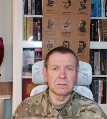 С книгой и автоматом