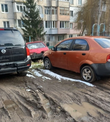 Показали, як горе-водії паркуються на дитячому майданчику в Рівному